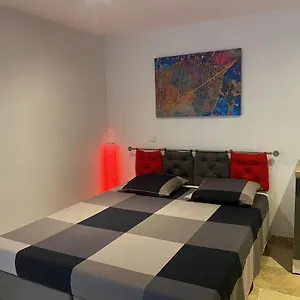 https://le-chat-fleuri.fr-provencehotel.com